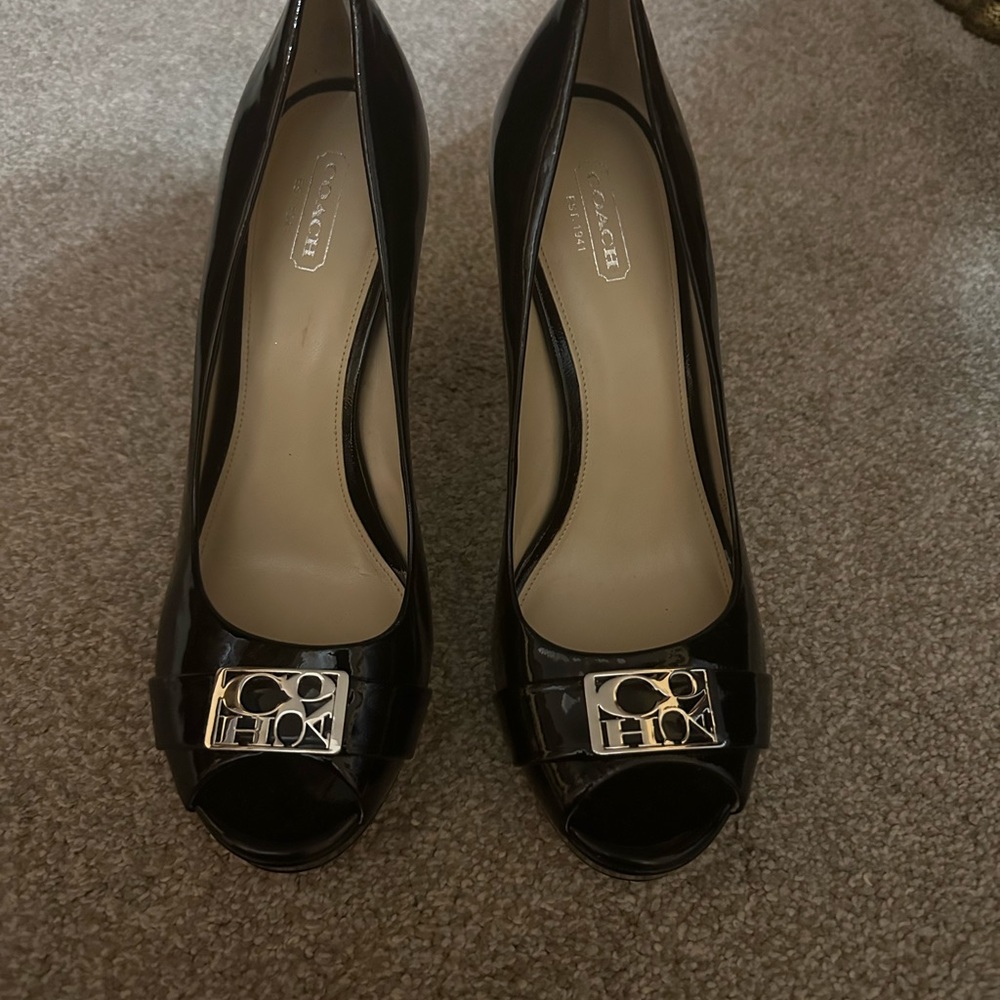A beutiful coach pump shoes - Picture 2 of 9